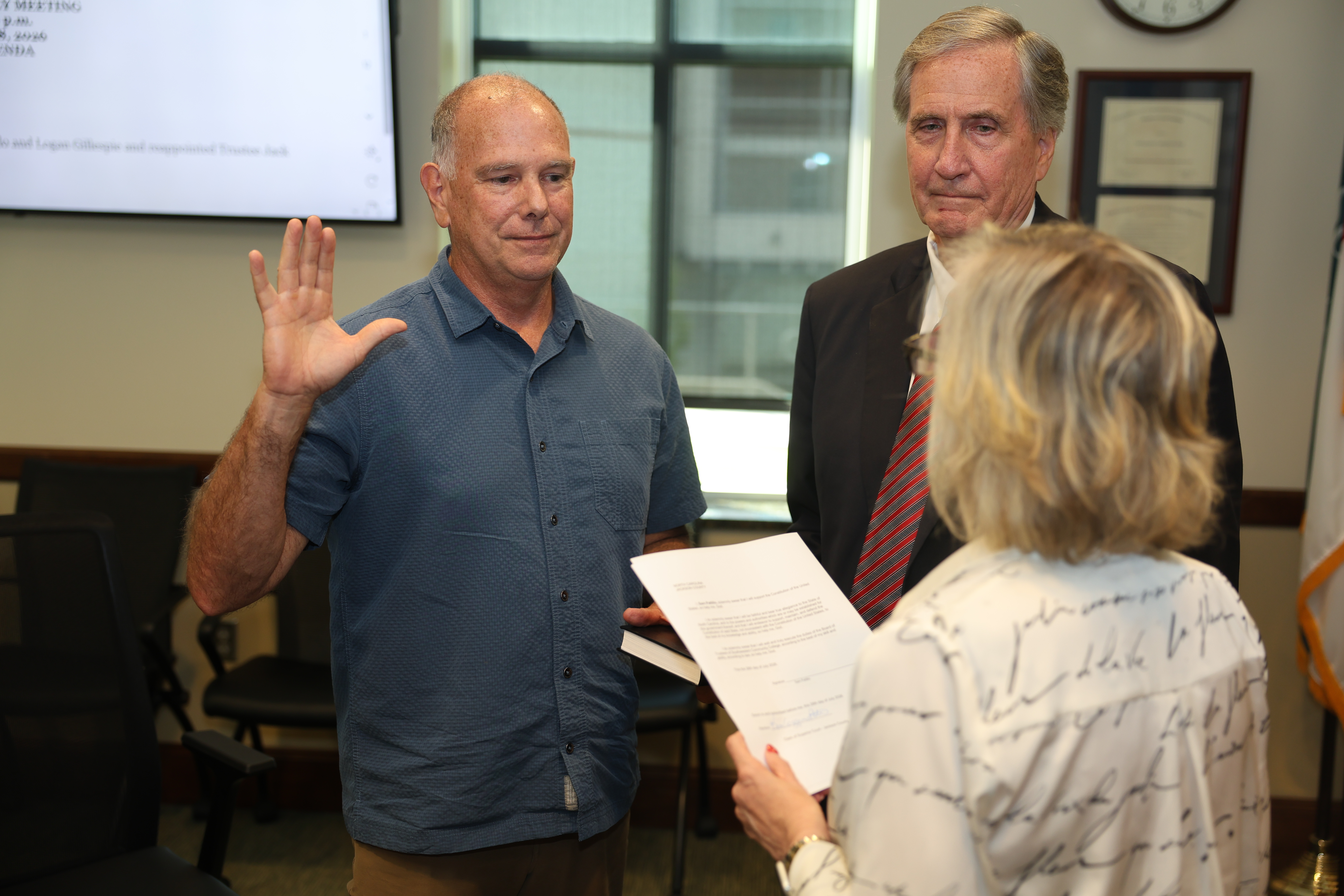 Man takes oath with hand on a Bible
