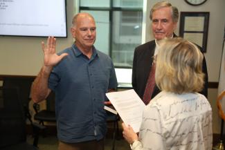 Man takes oath with hand on a Bible